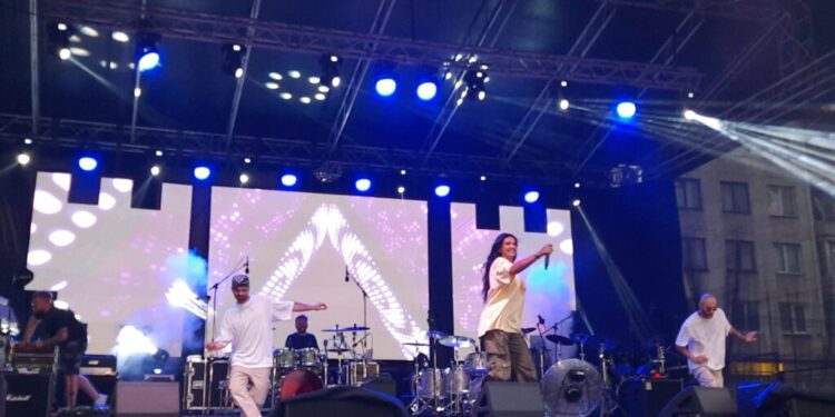 15.000 de spectatori în centrul Sucevei, la concertul Deliei, care nu și-a uitat acasă carisma și a avut grijă să se prezinte în fața publicului cu rezervorul de energie încărcat la maxim (Foto)