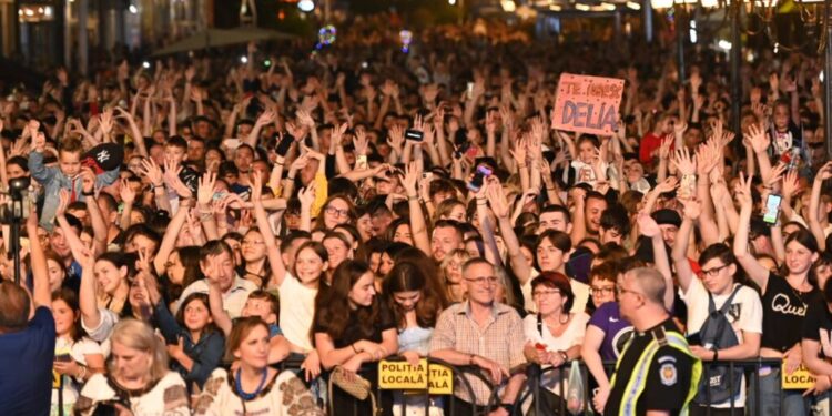 15.000 de spectatori în centrul Sucevei, la concertul Deliei, care nu și-a uitat acasă carisma și a avut grijă să se prezinte în fața publicului cu rezervorul de energie încărcat la maxim (Foto)