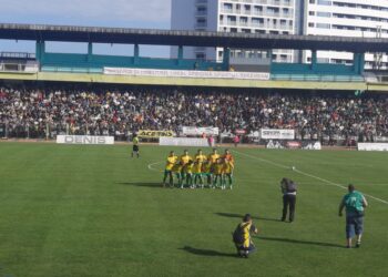 Foresta Suceava a ratat uluitor în trei rînduri pe final de meci și nu a reușit decît un 0-0 cu Ceahlăul Piatra Neamț, în manșa tur a barajului pentru promovarea în Liga a II-a. Meciul decisiv va fi la Piatra Neamț miercuri, 7 iunie. 10 autocare sînt pregătite pentru a-i transporta pe suporterii suceveni, gratuit, la meci (Foto)