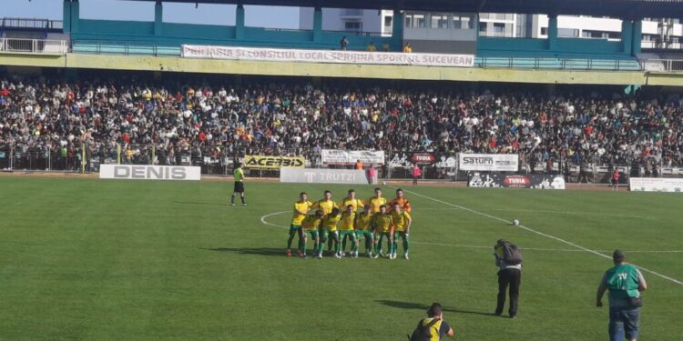 Foresta Suceava a ratat uluitor în trei rînduri pe final de meci și nu a reușit decît un 0-0 cu Ceahlăul Piatra Neamț, în manșa tur a barajului pentru promovarea în Liga a II-a. Meciul decisiv va fi la Piatra Neamț miercuri, 7 iunie. 10 autocare sînt pregătite pentru a-i transporta pe suporterii suceveni, gratuit, la meci (Foto)