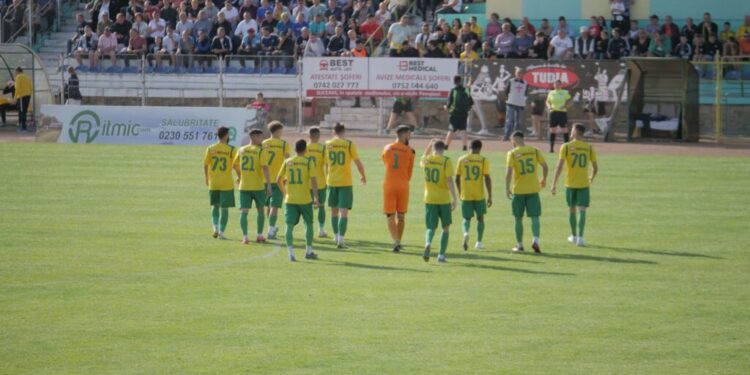 Foresta Suceava a ratat uluitor în trei rînduri pe final de meci și nu a reușit decît un 0-0 cu Ceahlăul Piatra Neamț, în manșa tur a barajului pentru promovarea în Liga a II-a. Meciul decisiv va fi la Piatra Neamț miercuri, 7 iunie. 10 autocare sînt pregătite pentru a-i transporta pe suporterii suceveni, gratuit, la meci (Foto)