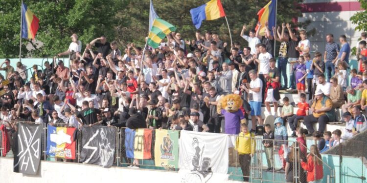 Foresta Suceava a ratat uluitor în trei rînduri pe final de meci și nu a reușit decît un 0-0 cu Ceahlăul Piatra Neamț, în manșa tur a barajului pentru promovarea în Liga a II-a. Meciul decisiv va fi la Piatra Neamț miercuri, 7 iunie. 10 autocare sînt pregătite pentru a-i transporta pe suporterii suceveni, gratuit, la meci (Foto)