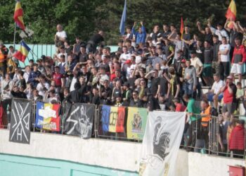 Foresta Suceava a ratat uluitor în trei rînduri pe final de meci și nu a reușit decît un 0-0 cu Ceahlăul Piatra Neamț, în manșa tur a barajului pentru promovarea în Liga a II-a. Meciul decisiv va fi la Piatra Neamț miercuri, 7 iunie. 10 autocare sînt pregătite pentru a-i transporta pe suporterii suceveni, gratuit, la meci (Foto)