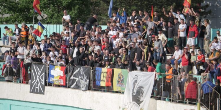 Foresta Suceava a ratat uluitor în trei rînduri pe final de meci și nu a reușit decît un 0-0 cu Ceahlăul Piatra Neamț, în manșa tur a barajului pentru promovarea în Liga a II-a. Meciul decisiv va fi la Piatra Neamț miercuri, 7 iunie. 10 autocare sînt pregătite pentru a-i transporta pe suporterii suceveni, gratuit, la meci (Foto)