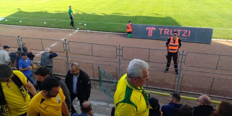 Foresta Suceava a ratat uluitor în trei rînduri pe final de meci și nu a reușit decît un 0-0 cu Ceahlăul Piatra Neamț, în manșa tur a barajului pentru promovarea în Liga a II-a. Meciul decisiv va fi la Piatra Neamț miercuri, 7 iunie. 10 autocare sînt pregătite pentru a-i transporta pe suporterii suceveni, gratuit, la meci (Foto)