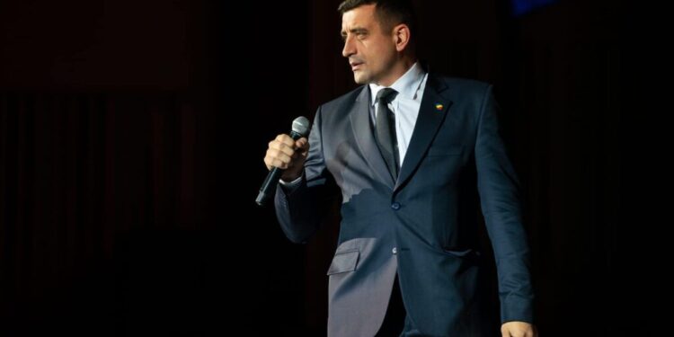 George Simion vine la Suceava pentru a prezenta propunerea AUR de program de guvernare. Evenimentul va avea loc vineri, 9 iunie, începînd cu ora 12.30, în Sala Mică a Casei de Cultură, și reprezintă ”o invitație pentru elita suceveană care își dorește și poate să participe”