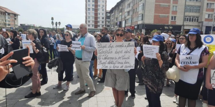 Nou protest al profesorilor în centrul Sucevei: ”Școala de azi e România de mîine”, ”Profesorii construiesc viitorul”, ”#Eu îndrăznesc”
