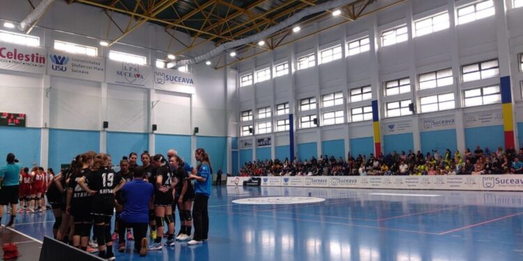 Sala LPS Suceava, arhiplină, la spectacolul oferit de elevele de 12 și 13 ani, care au jucat finalele turneului național de handbal. Echipa LPS s-a clasat pe locul IV. La festivitatea de premiere a participat și internaționalul Daniel Stanciuc (Foto)
