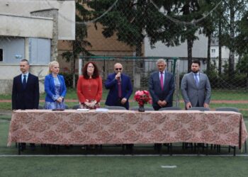 Trei sferturi dintre elevii Colegiului Național ”Eudoxiu Hurmuzachi” Rădăuți au terminat anul cu medii peste 9, iar 37 dintre aceștia au încheiat anul cu 10 (Foto)