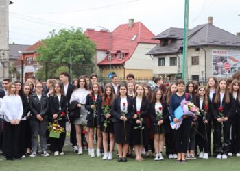 Trei sferturi dintre elevii Colegiului Național ”Eudoxiu Hurmuzachi” Rădăuți au terminat anul cu medii peste 9, iar 37 dintre aceștia au încheiat anul cu 10 (Foto)