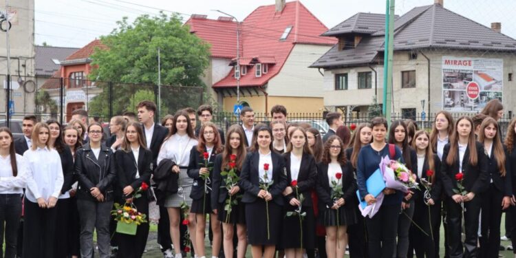 Trei sferturi dintre elevii Colegiului Național ”Eudoxiu Hurmuzachi” Rădăuți au terminat anul cu medii peste 9, iar 37 dintre aceștia au încheiat anul cu 10 (Foto)