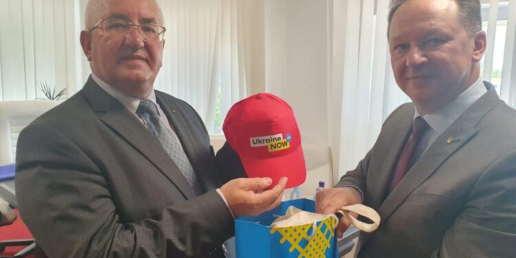 Ambasadorul Ucrainei, în vizită la Primăria Sucevei. Ion Lungu:  Domnul ambasador vrea să trimită primari din Ucraina la Suceava, din zone afectate de conflict, pentru a învăța cum se fac proiectele pentru accesarea de fonduri europene