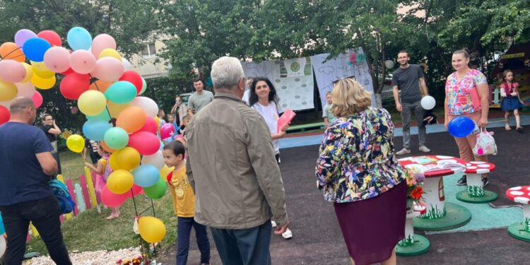 Spații de joacă și o mică grădină cu legume, la Grădinița Prichindelul din cartierul Burdujeni