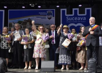 35 de cupluri care au împlinit 50 de ani de căsătorie, premiați în centrul orașului, cu ocazia Zilelor Sucevei (Foto)