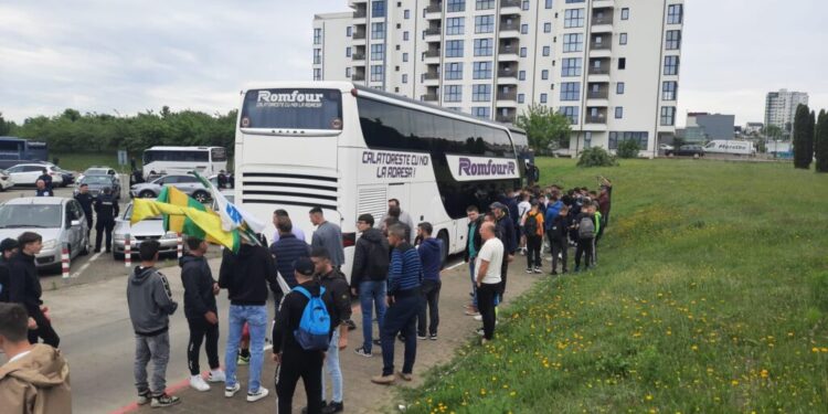 355 de suporteri suceveni au plecat din parcarea ”Metro” spre Piatra Neamț, pentru a o susține pe Foresta Suceava în meciul de baraj pentru promovarea în Liga a II-a (Foto)