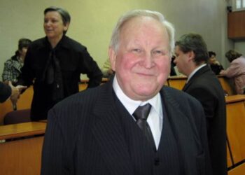 Universitatea suceveană, regrete la trecerea la cele veșnice a profesorului Nicolae Ursulescu. USV îi conferise profesorului titlul de Doctor Honoris Causa, în semn de recunoștință pentru meritele sale deosebite în cercetarea istoriei vechi a Bucovinei și în dezvoltarea învățămîntului de profil
