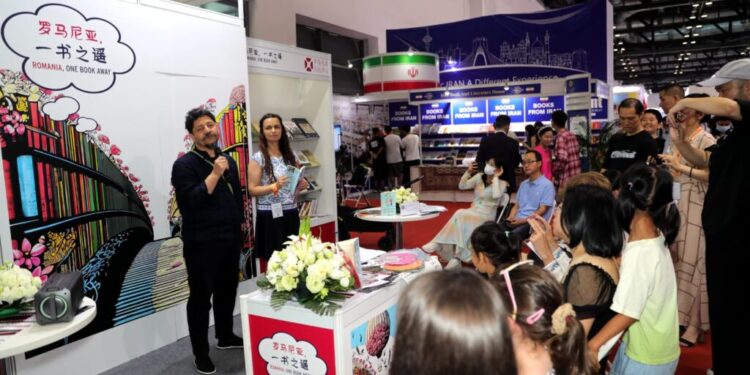 Scriitoare din Suceava, lansare de carte în capitala Chinei. Cartea de versuri ”Lampioane de cuvinte” a lui Nicole Vasilcovschi a fost lansată la Tîrgul Internațional de Carte Beijing 2023 (Foto)