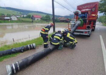 Ploi abundente, 22 de pompieri suceveni intervin la Stulpicani și Vama