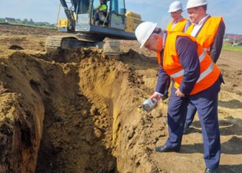 A început construirea unui cămin studențesc cu 800 de locuri. Rectorul USV, Valentin Popa, a îngropat o capsulă a timpului, care conține copia autorizației de construcție, un ziar și o sumă de bani