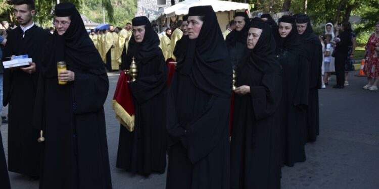 Puhoi de lume pe străzile Sucevei, la procesiunea ”Calea Sfinților” cu racla cu moaștele Sfîntului Ioan cel Nou de la Suceava (Foto)