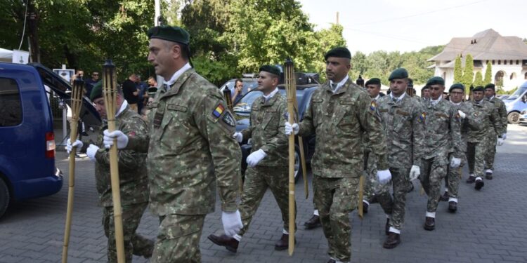 Puhoi de lume pe străzile Sucevei, la procesiunea ”Calea Sfinților” cu racla cu moaștele Sfîntului Ioan cel Nou de la Suceava (Foto)