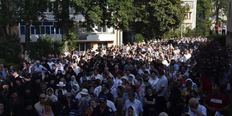 Puhoi de lume pe străzile Sucevei, la procesiunea ”Calea Sfinților” cu racla cu moaștele Sfîntului Ioan cel Nou de la Suceava (Foto)