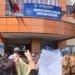 Protest al profesorilor suceveni, în curtea Inspectoratului Școlar. Cîțiva profesori suceveni participă la mitingul de la București