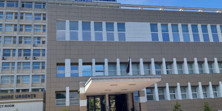 Steagul de doliu pe clădirea Spitalului Județean Suceava, la trecerea la cele veșnice a chirurgului Mihai-Simucă Cristof. ”Prin dispariția sa, comunitatea medicală suceveană pierde un medic care a făcut onoare spitalului în care a profesat și a fost apreciat deopotrivă de colegi și de cei care i-au fost pacienți”