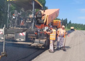 Se toarnă covor asfaltic în Pasul Tihuța