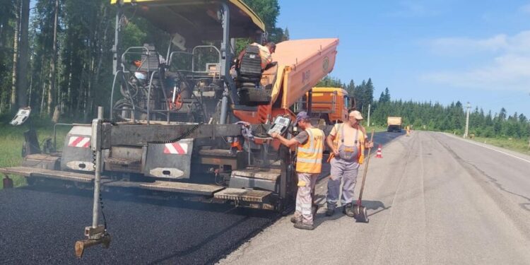 Se toarnă covor asfaltic în Pasul Tihuța