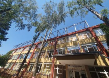 La Școala 8 din Suceava se lucrează la mansardare. La mansardă vor funcționa șase săli de clasă (Foto)