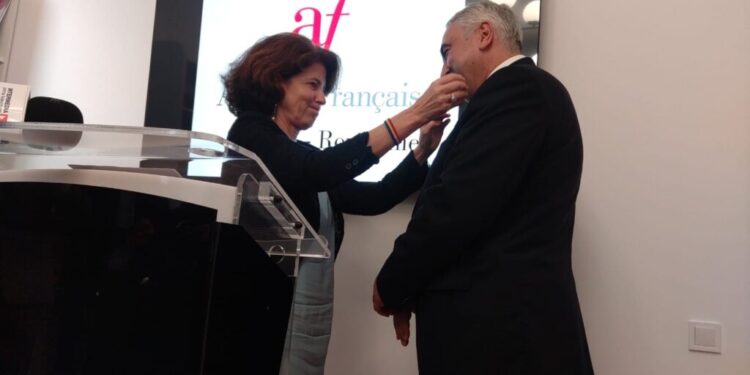 La ultima sa vizită la Suceava ca ambasadoare a Franței la București, Laurence Auer i-a oferit rectorului USV, Valentin Popa, o medalie și o diplomă. La inaugurarea noului sediu al Alianței Franceze, Excelența Sa a avut cuvinte de apreciere la adresa președintei de onoare, Sanda-Maria Ardeleanu