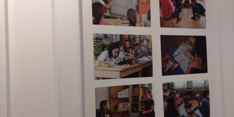 La ultima sa vizită la Suceava ca ambasadoare a Franței la București, Laurence Auer i-a oferit rectorului USV, Valentin Popa, o medalie și o diplomă. La inaugurarea noului sediu al Alianței Franceze, Excelența Sa a avut cuvinte de apreciere la adresa președintei de onoare, Sanda-Maria Ardeleanu