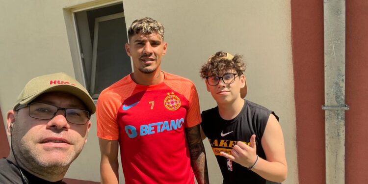 Președintele Asociației Județene de Fotbal Suceava, Ciprian Anton, și fiul său, Yanis, selfie cu Florinel Coman, înainte de FCSB-Dinamo: ”Cred că toți jucătorii sînt conștienți că toate lucrurile astea, toate fotografiile, tot ceea ce se întîmplă aduce beneficii pentru ei. Aduce beneficii pentru că își pot crește cota nu doar din fotbal, ci și din altă perspectivă