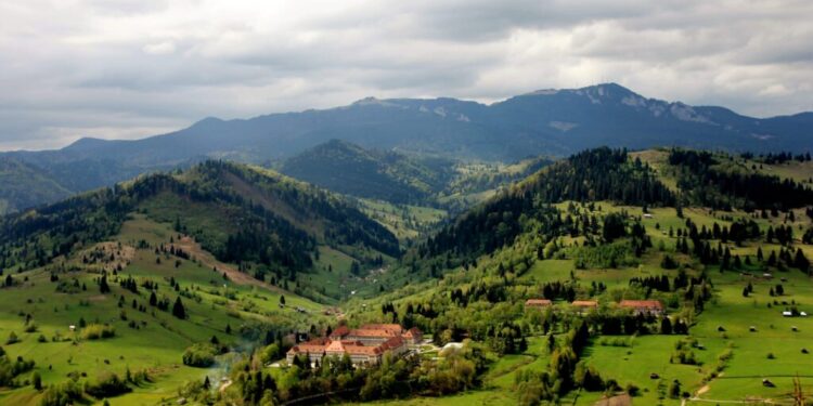 Cîmpulungul, localitatea cu elevi care au avut rezultate foarte bune la Evaluarea Națională și Bacalaureat. La Colegiul Militar promovabilitatea a fost de 100%, iar la Colegiul ”Dragoș Vodă” de 96%. La Școala ”Bogdan Vodă”, medii peste 5 au avut 95,24% dintre absolvenți. Primarul Mihăiță Negură: ”Învățămîntul cîmpulungean este unul din cele mai performante din județul Suceava”