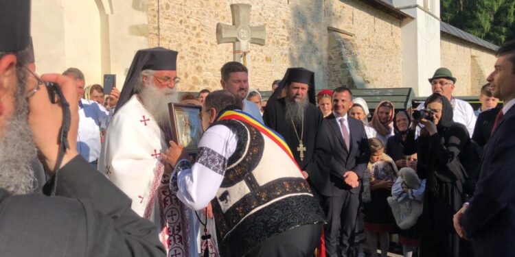 Sute de pelerini, la Putna, de Sfîntul Voiveod Ștefan cel Mare. Pelerinii au fost întîmpinați de starețul Mănăstirii Putna, Velnic Melchisedec (Foto)
