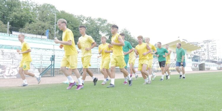 Surpriză! În ciuda haosului financiar și organizațional, jucătorii Forestei Suceava s-au reunit. Vicepreședintele demisionar al Forestei, Marian Bordeianu, spune că trei sferturi dintre jucători au rămas și că se așteaptă ca antrenorul demisionar, Dorin Goian, să revină! (Foto)