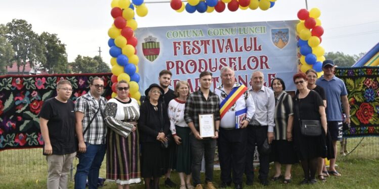 Festivalul Produselor Tradiționale, la Cornu Luncii, cu plăcinte, balmoș, tocăniță, berbecuți la proțap, sarmale cu urdă și  sarmale cu păsat. Nu au lipsit recitalurile de muzică populară