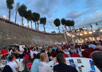 După kickboking, box la Cetatea de Scaun a Sucevei. Cu zamosteanca Lăcrămioara Perijoc, vicecampioană europeană