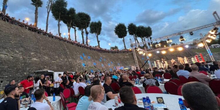 După kickboking, box la Cetatea de Scaun a Sucevei. Cu zamosteanca Lăcrămioara Perijoc, vicecampioană europeană