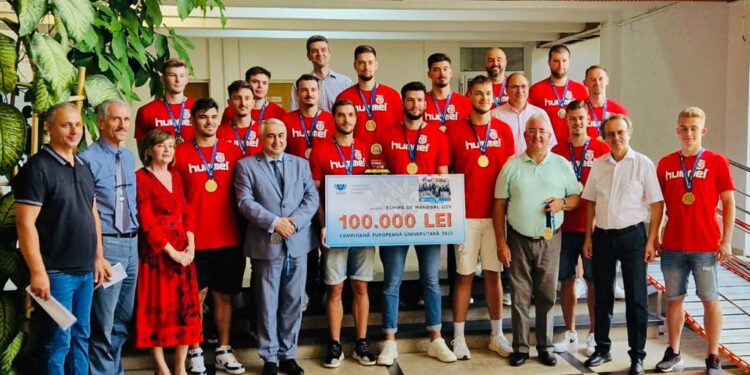 Handbaliștii suceveni, campioni europeni universitari, premiați cu 100.000 de lei. Rectorul Valentin Popa: Nu mai faceți atît de des meciuri interzise cardiacilor, nu de alta, dar nu mai are cine să vă premieze după aia!