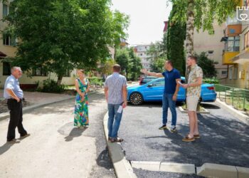 Pe strada Luceafărului se înființează noi parcări, se construiește un trotuar cu pavaj și se reabilitează intrările în scările de bloc