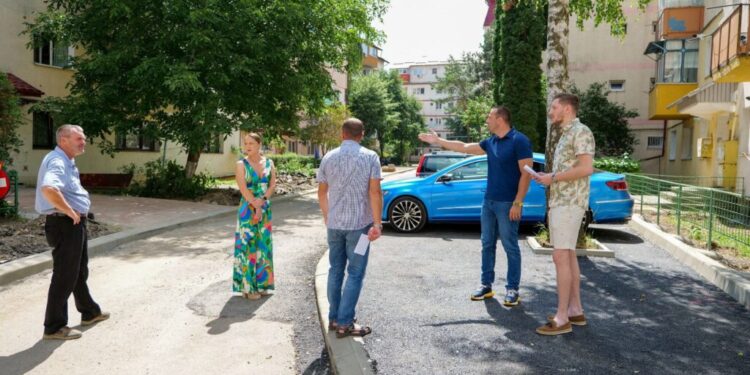 Pe strada Luceafărului se înființează noi parcări, se construiește un trotuar cu pavaj și se reabilitează intrările în scările de bloc