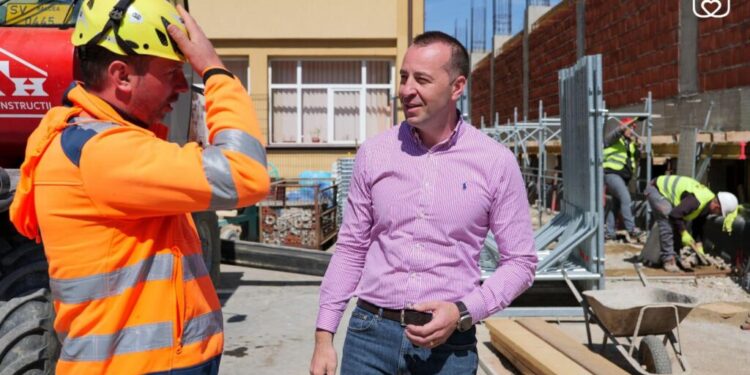 Viceprimarul Lucian Harșovschi: Din toamnă, copiii de la Școala nr. 10 se vor putea bucura de o sală de sport care va avea două niveluri funcționale