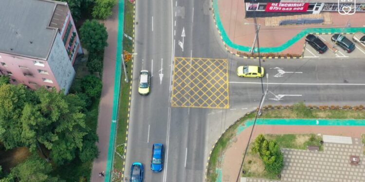 Nu blocați intersecțiile! Și nu blocați nici salvările!
