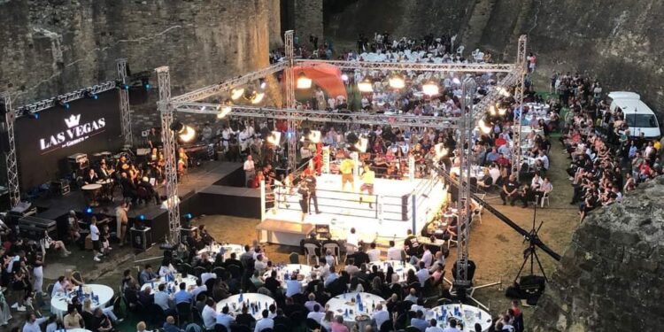 Emil Ursu, despre gala de kickboxing de la Cetatea de Scaun: Am primit reacții de tot felul după gală, și în proporție de 99,99% ele au fost pozitive. Promovarea Cetății de Scaun s-a făcut la un nivel foarte înalt, pentru că o transmisiune în 83 de state de pe cinci continente nu o faci în fiecare zi