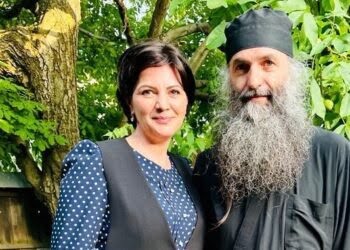 Pelerinaj gratuit la Mănăstirea Prislop organizat de Larisa Balanari: Inițial m-am gîndit la două autocare cu 100 de locuri, dar avînd în vedere numărul mare de persoane care ne-au contactat pînă acum cred că vom suplimenta. Mi se pare nedrept ca un om care activează și-n cadrul unui partid să fie privit ca un om rău sau cu interese ascunse atunci cînd realizează un bine
