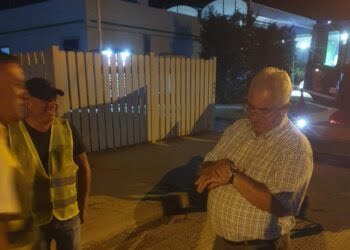 Primarul Lungu a verificat lucrările de asfaltare care se desfășoară pe bulevardul principal pe timp de noapte: ”Cer scuze sucevenilor pentru disconfortul creat, dar nu avem altă soluție avînd în vedere faptul că axul principal nu a mai fost asfaltat de 12 ani” (Foto)