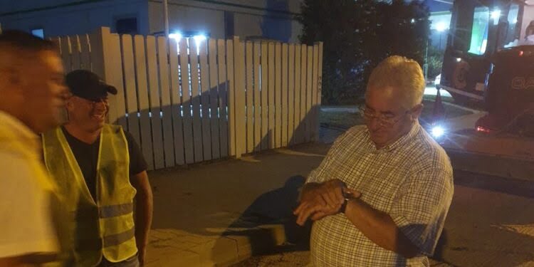 Primarul Lungu a verificat lucrările de asfaltare care se desfășoară pe bulevardul principal pe timp de noapte: ”Cer scuze sucevenilor pentru disconfortul creat, dar nu avem altă soluție avînd în vedere faptul că axul principal nu a mai fost asfaltat de 12 ani” (Foto)