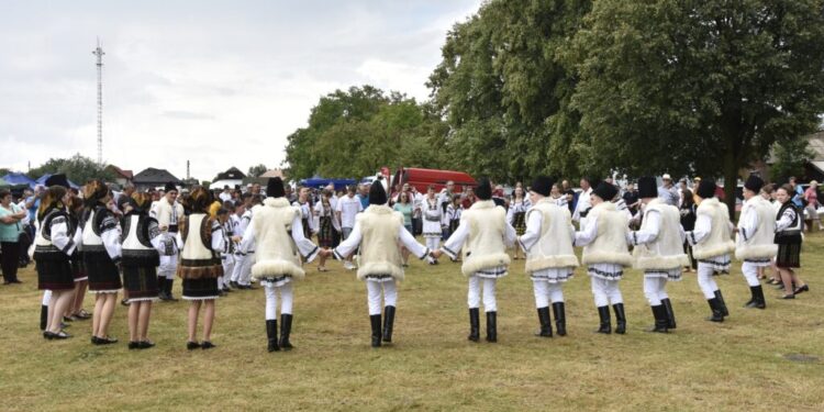 Mii de persoane din Pîrteștii de Sus, Mănăstirea Humorului, Botoșana, Iaslovăț, Mălini și Dolhești, dar și din alte localități sucevene, plus gospodari din județul Bistrița-Năsăud, la ”Jocul pe toloacă” de la Pîrteștii de Sus (Foto)